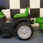 Elektrische tractor met bak