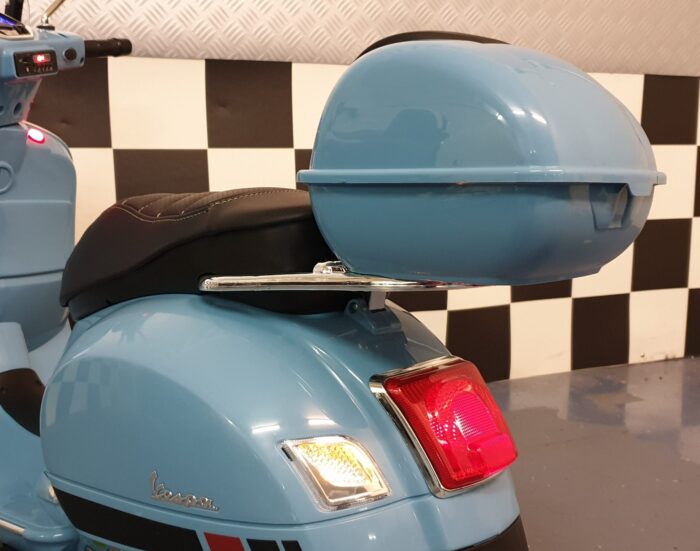 Vespa elektrische scooter blauw