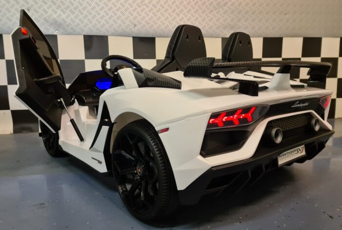 accu auto kind Lamborghini 2 persoons wit