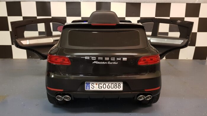 Zwarte Porsche Macan elektrische kinderauto met 2.4G RC bediening