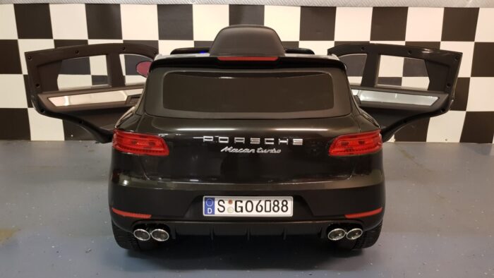 Zwarte Porsche Macan elektrische kinderauto met 2.4G RC bediening