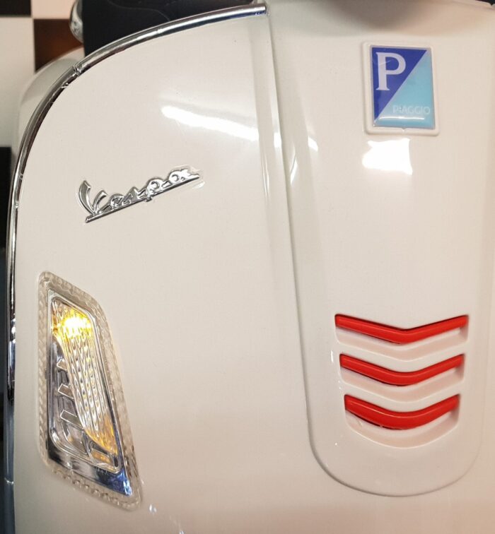 Witte Vespa elektrische scooter