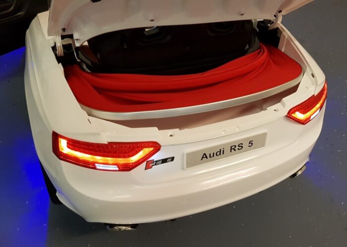 Kofferbak Audi RS5 witte kinderauto