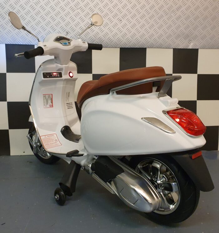 witte vespa scooter kind