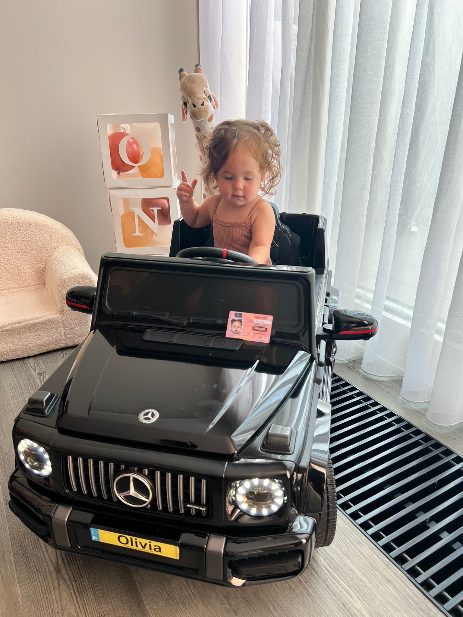 Kinderauto Mercedes G63 12V zwart met soft start 1 persoons