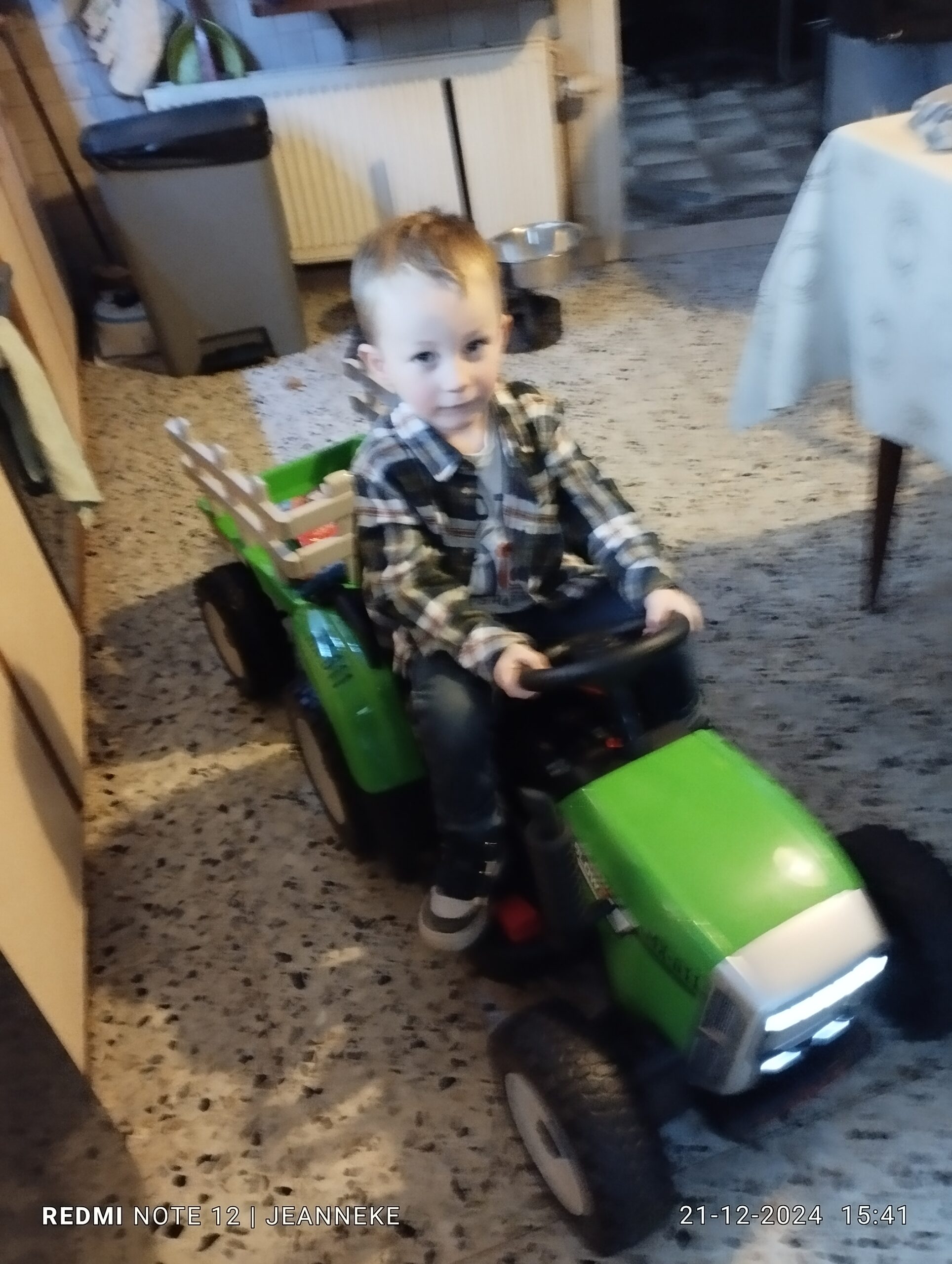 Kinder accu tractor 12 volt met aanhanger en RC groen