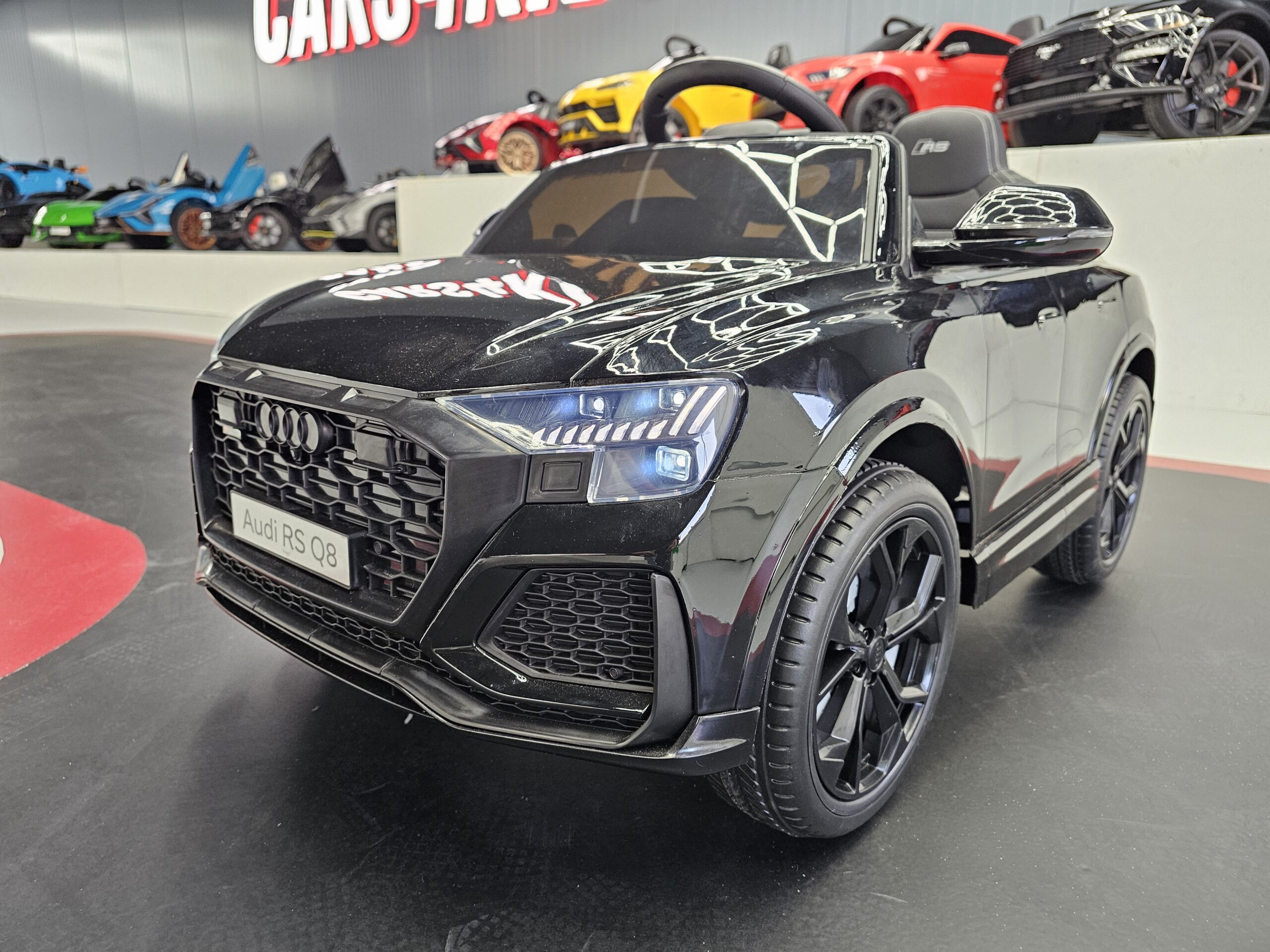 Kinderauto Audi RS Q8 zwart